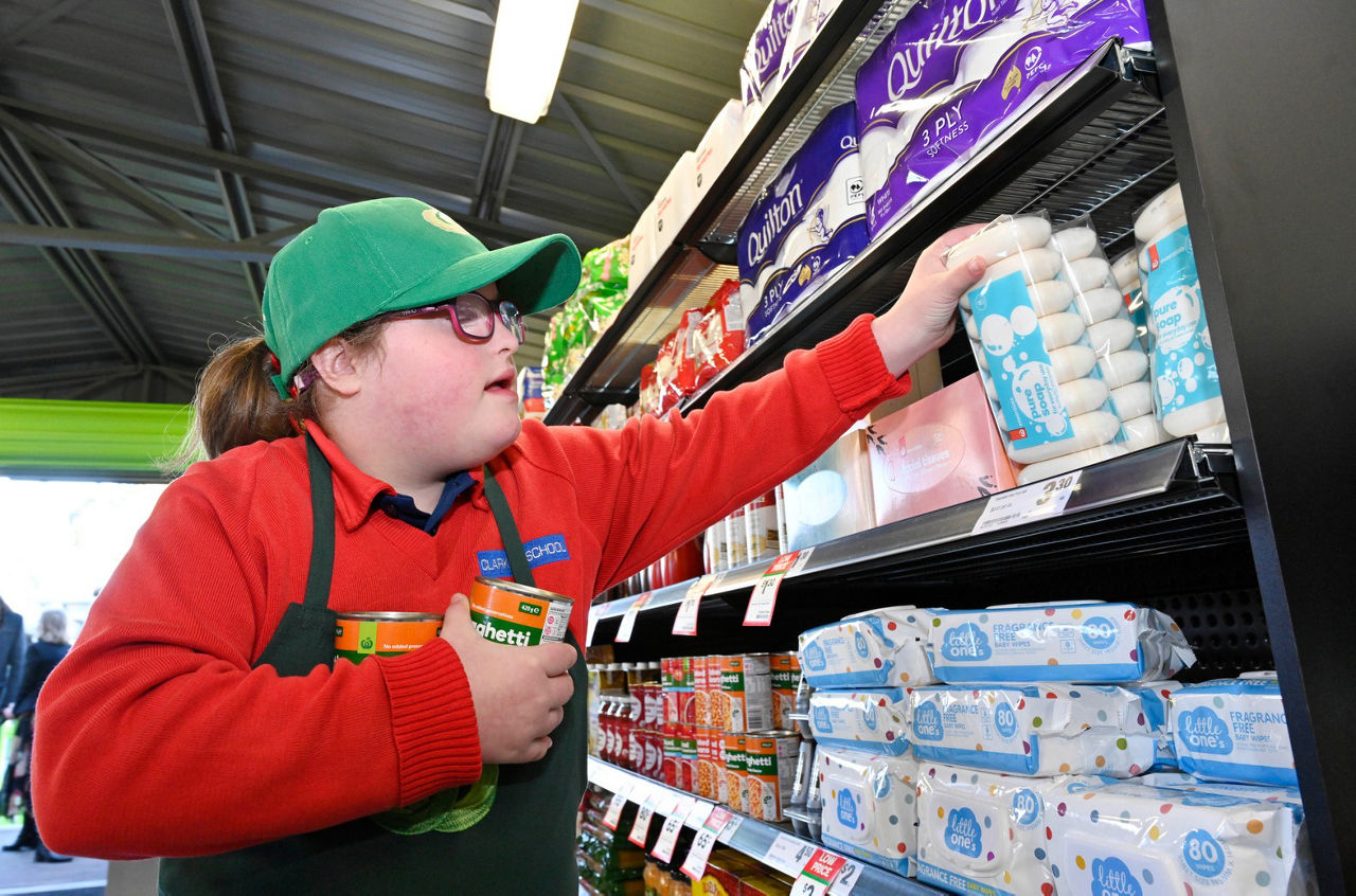 Woolworths takes mini supermarkets program national with 25 more sites set to open in schools